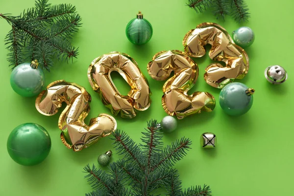 Figur 2023 Aus Luftballons Tannenzweigen Und Weihnachtskugeln Auf Grünem Hintergrund — Stockfoto