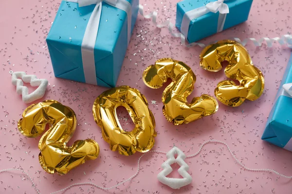 Figura 2023 Feita Balões Presentes Natal Decorações Lantejoulas Sobre Fundo — Fotografia de Stock