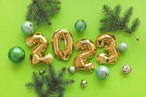 Şekil 2023 Balonlardan Köknar Dallarından Yeşil Arka Planda Noel Toplarından — Stok fotoğraf