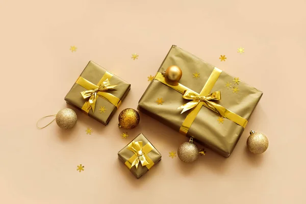 Σύνθεση Όμορφα Χριστουγεννιάτικα Δώρα Και Μπάλες Φόντο Χρώμα — Φωτογραφία Αρχείου
