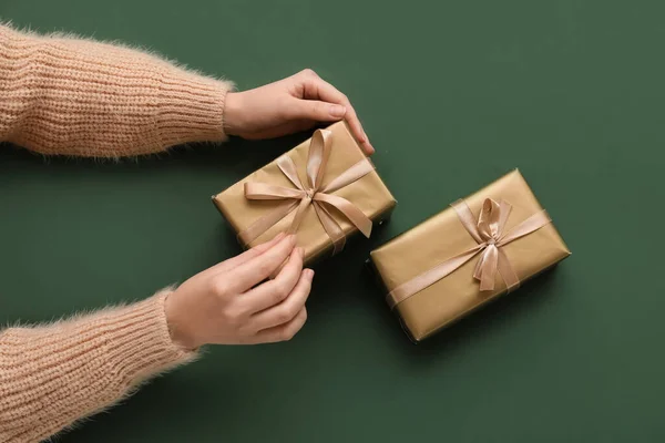 Manos Femeninas Con Hermosos Regalos Navidad Sobre Fondo Verde —  Fotos de Stock