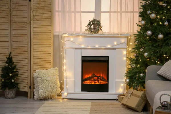 Oturma Odasının Içinde Şöminesi Parlak Işıkları Noel Ağaçları Var — Stok fotoğraf