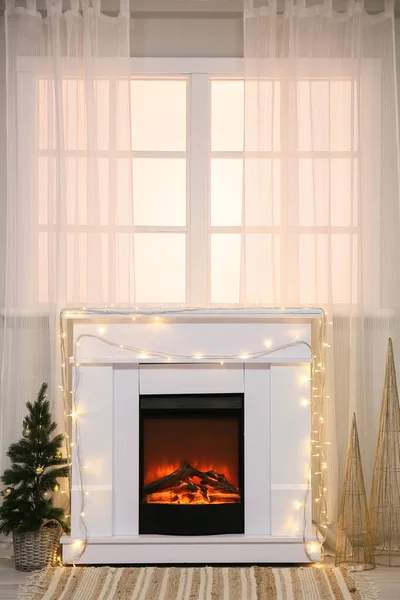 Parlayan Işıkları Olan Şömine Odanın Penceresinin Yanındaki Noel Ağacı — Stok fotoğraf