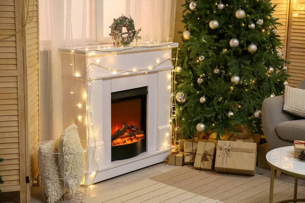輝く光とクリスマスツリーとリビングルームのインテリア — ストック写真