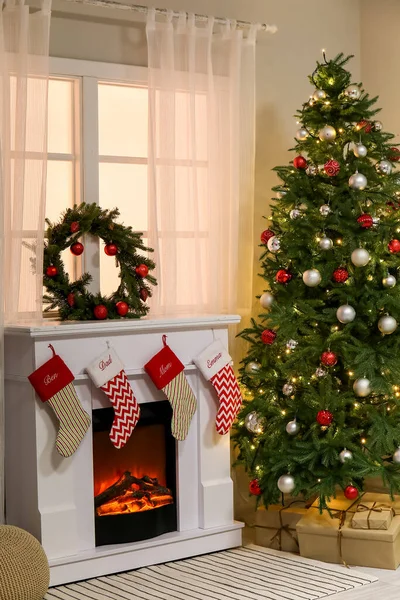 Interior Del Salón Con Chimenea Árbol Navidad Corona — Foto de Stock