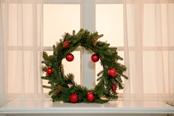Vánoční Věnec Krbové Římse Okna — Stock fotografie