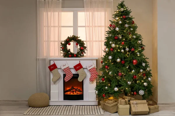 Belső Tér Kandallóval Karácsonyfával Koszorúval — Stock Fotó