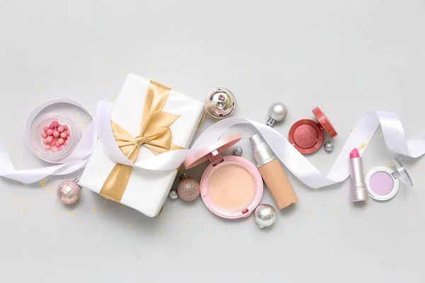 クリスマスの装飾と光の背景の贈り物と化粧品 — ストック写真
