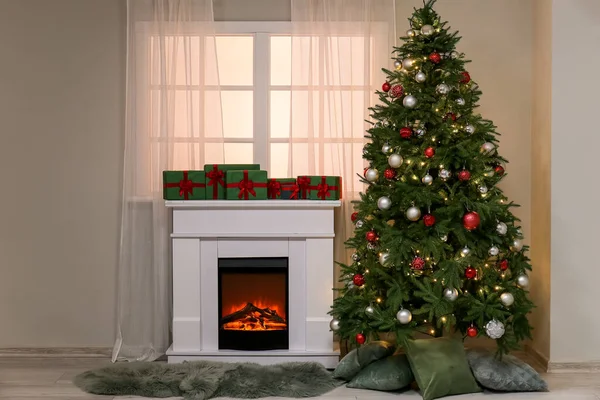 リビングルームでプレゼントやクリスマスツリーと暖炉 — ストック写真