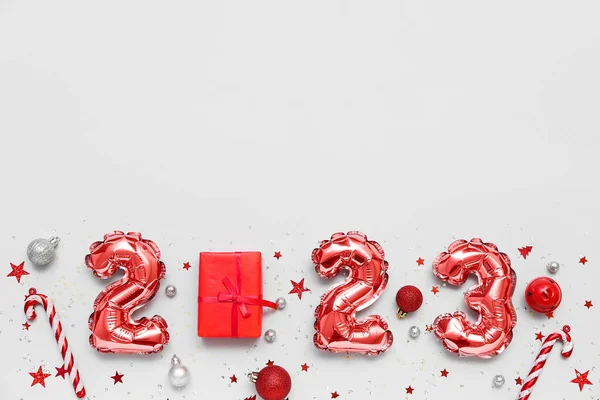 Figuur 2023 Gemaakt Van Ballonnen Kerstversiering Cadeau Witte Achtergrond — Stockfoto