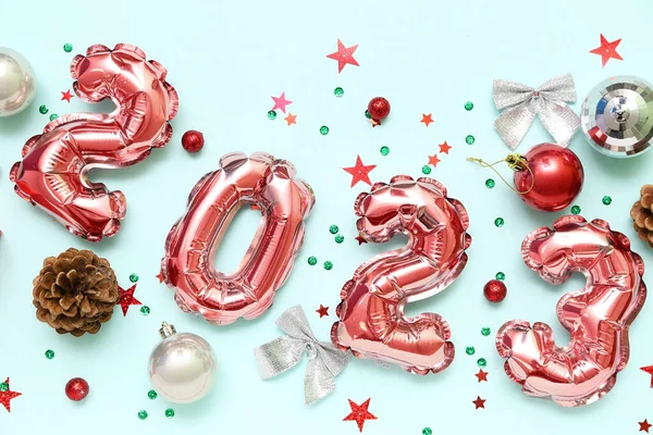 Figura 2023 Feita Balões Decorações Natal Confetes Sobre Fundo Cor — Fotografia de Stock