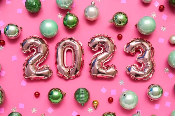 Σχήμα 2023 Από Μπαλόνια Μπάλες Χριστουγέννων Και Κομφετί Ροζ Φόντο — Φωτογραφία Αρχείου