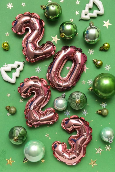Figura 2023 Feita Balões Decorações Natal Confetes Sobre Fundo Verde — Fotografia de Stock