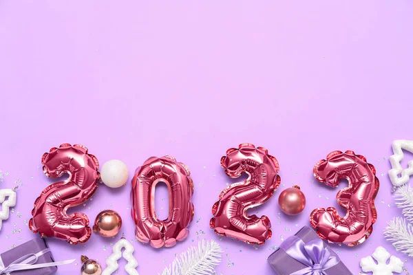 Figura 2023 Feita Balões Presentes Natal Decorações Sobre Fundo Lilás — Fotografia de Stock