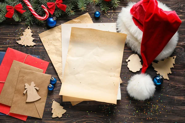 Skladba Prázdným Dopisem Santovi Obálkami Vánoční Výzdobou Dřevěném Pozadí — Stock fotografie