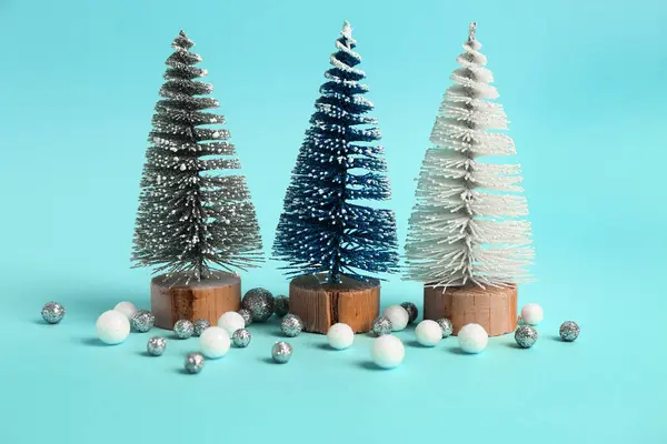 Dekorative Weihnachtsbäume Und Kugeln Auf Farbigem Hintergrund — Stockfoto