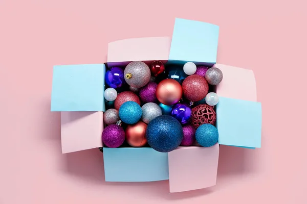 Schachtel Mit Verschiedenen Weihnachtsdekorationen Auf Rosa Hintergrund — Stockfoto