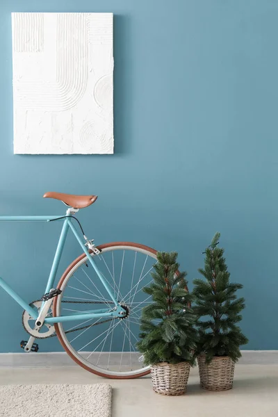 Ποδήλατο Και Μικρά Έλατα Κοντά Μπλε Τοίχο Στο Δωμάτιο — Φωτογραφία Αρχείου