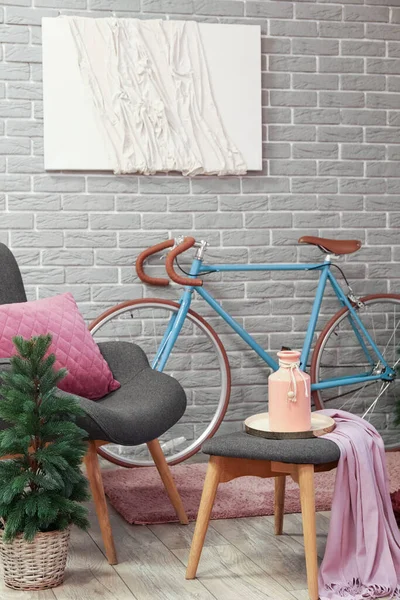 Oturma Odasının Içinde Bisiklet Koltuk Küçük Köknar Ağacı Var — Stok fotoğraf