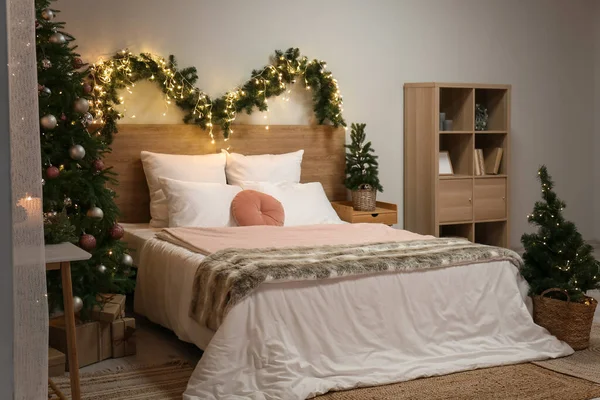 Interieur Van Slaapkamer Met Gloeiende Kerstbomen Dennenbomen — Stockfoto