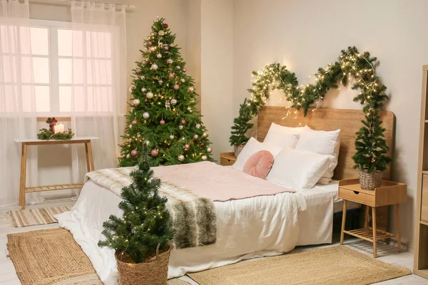 輝くクリスマスツリーとモミの枝と寝室のインテリア — ストック写真