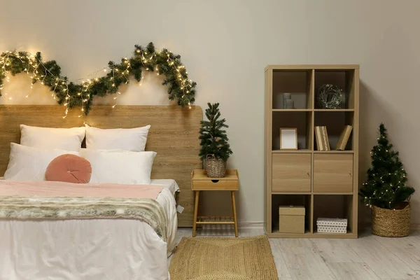 Parlayan Noel Ağaçları Köknar Dallarıyla Dolu Yatak Odasının Içi — Stok fotoğraf