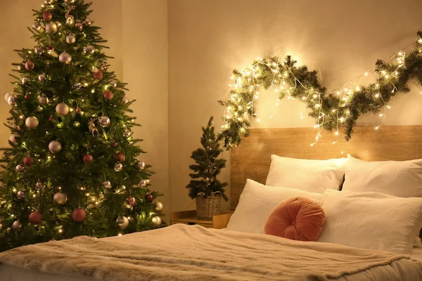 Innenraum Des Schlafzimmers Mit Leuchtenden Weihnachtsbäumen Und Tannenzweigen — Stockfoto