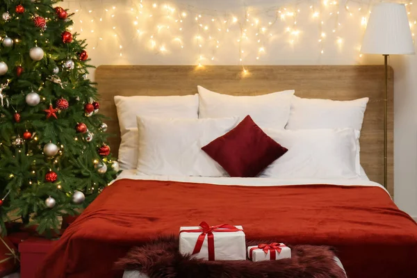 Interieur Van Slaapkamer Met Gloeiend Licht Kerstboom — Stockfoto