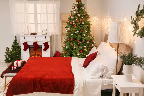 Εσωτερικό Υπνοδωμάτιο Λαμπερά Φώτα Χριστουγεννιάτικα Δέντρα Και Τζάκι — Φωτογραφία Αρχείου
