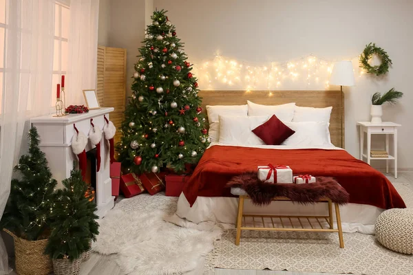輝くライト クリスマスツリーと暖炉付きの寝室のインテリア — ストック写真