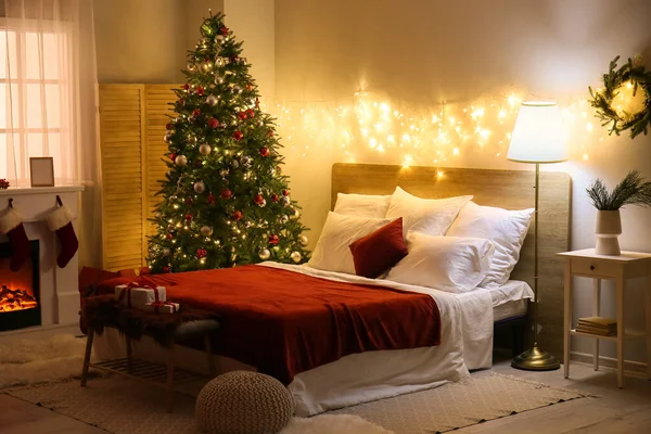 Εσωτερικό Του Υπνοδωματίου Λαμπερά Φώτα Και Χριστουγεννιάτικο Δέντρο — Φωτογραφία Αρχείου