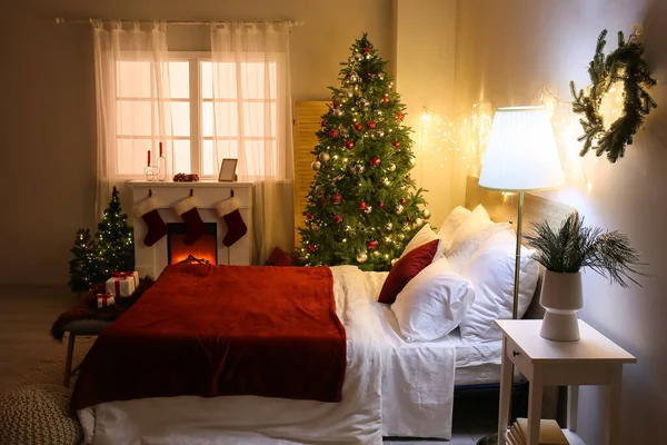 室内有明亮的圣诞树和壁炉的卧室 — 图库照片