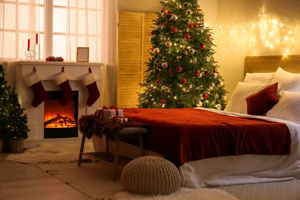 Εσωτερικό Υπνοδωμάτιο Λαμπερά Χριστουγεννιάτικα Δέντρα Και Τζάκι — Φωτογραφία Αρχείου