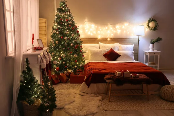 Interieur Van Slaapkamer Met Gloeiend Licht Kerstbomen — Stockfoto