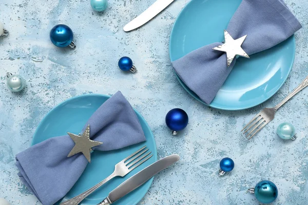 Mavi Tabakları Grunge Arka Planında Noel Topları Olan Güzel Bir — Stok fotoğraf