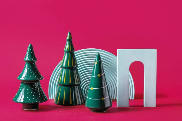 Dekorative Weihnachtsbäume Mit Podesten Auf Rotem Hintergrund — Stockfoto