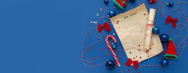 Noel Baba 'ya boş mektupla kompozisyon ve mavi arkaplan üzerine yeni yıl süslemeleri.