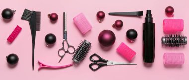 Pembe arka planda Noel topları olan kuaför aksesuarları.