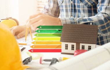 Erkek mimar, ofis inşaatı projesinde çalışıyor. Akıllı ev kavramı