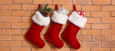 Duvarda asılı hediyeli Noel çorapları