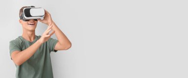 Açık arkaplanda sanal gerçeklik gözlüklü, mesaj için yeri olan genç bir çocuk.