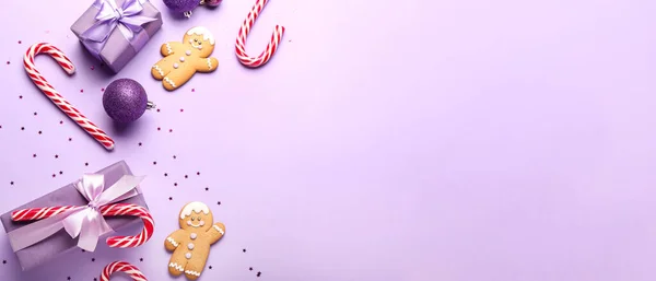 Zuckerstangen Mit Weihnachtsgeschenken Und Plätzchen Auf Fliederfarbenem Hintergrund Mit Platz — Stockfoto