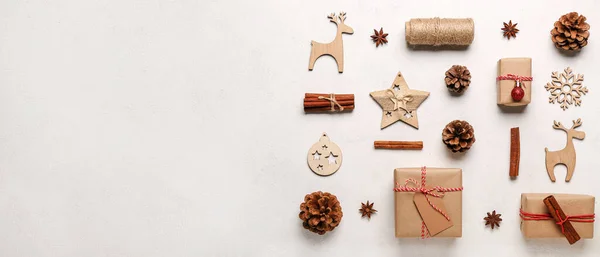 Komposition Mit Weihnachtsgeschenken Zapfen Gewürzen Und Dekorationen Auf Hellem Hintergrund — Stockfoto