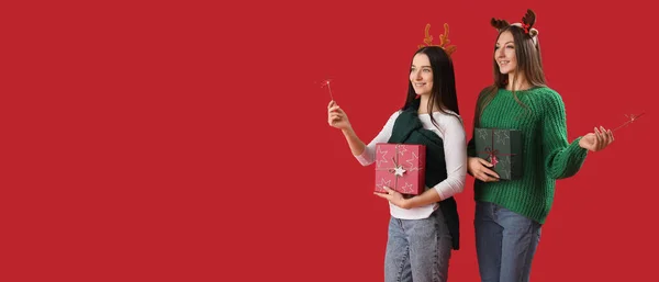 Belle Giovani Donne Con Scintille Natale Regali Sfondo Rosso Con — Foto Stock