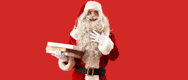 Weihnachtsmann Hält Schachteln Mit Leckerer Pizza Auf Rotem Hintergrund — Stockfoto