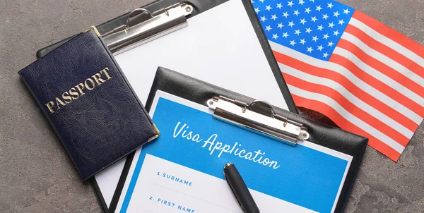 签证申请表 护照和美国国旗在桌子上 顶部视图 移民的概念 — 图库照片