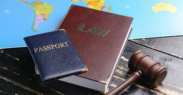 Jury Gavel Boek Wereld Kaart Paspoort Tafel Immigratierecht Concept — Stockfoto