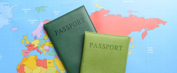 Dünya Haritasında Iki Pasaport Var Göç Kavramı — Stok fotoğraf