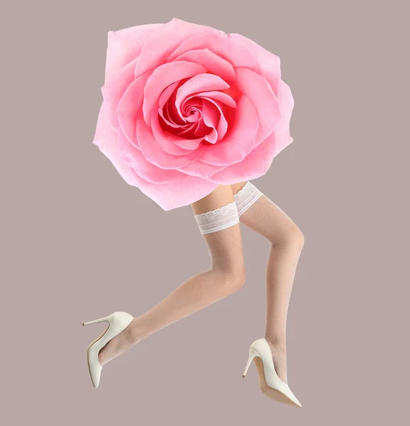Kolaż Kwiatu Róży Nóg Młodej Kobiety Białych Pończochach Szarym Tle — Zdjęcie stockowe