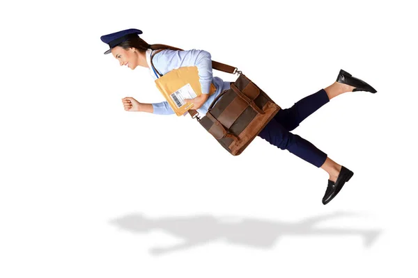 Létající Ženský Pošťák Písmeny Taškou Bílém Pozadí — Stock fotografie